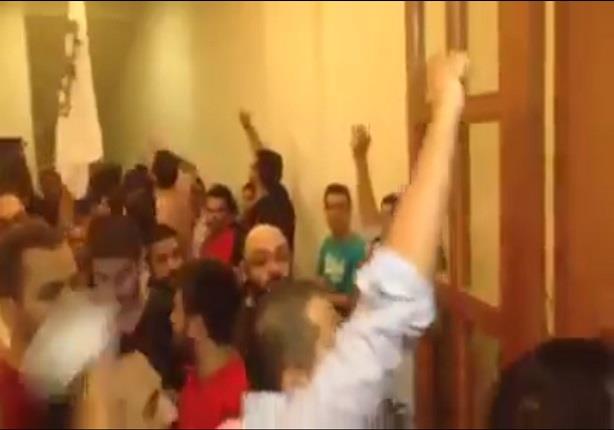 لبنانيون يدخلون مقر قناة الجزيرة احتجاجا على الإساءة للجيش اللبناني