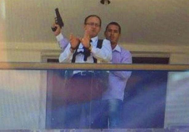 عامل فندق يحتجز رهينة ترتدي حزام ناسف على شرفة في برازيليا
