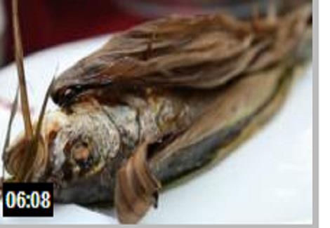 السمكة المشوية بورق الذرة: طريقة جديدة وصحية