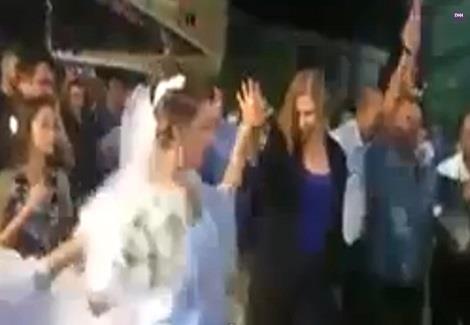 وزيرة العدل الإسرائيلية ترقص وهي ممسكة بعصا في فرح شعبي فلسطيني