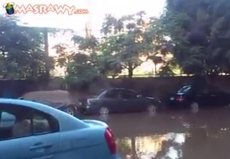 المياه تغرق شوارع حي النعام والزيتون رغم انقطاعها على مستوى الجمهورية