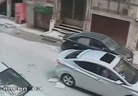 مقطع فيديو يظهر سرقة سيارة ''كيا سيراتو'' في وضح النهار