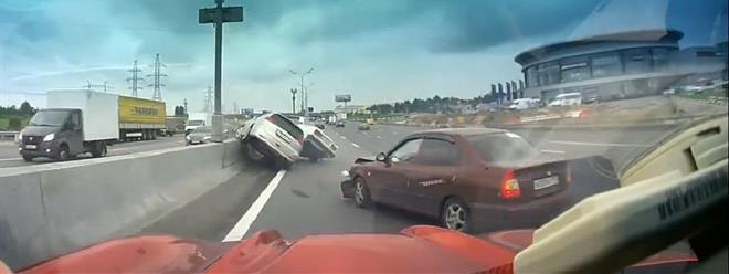 بالفيديو : حادث جماعي بسبب انحراف سائق عن خط سيره بشكل مفاجئ 