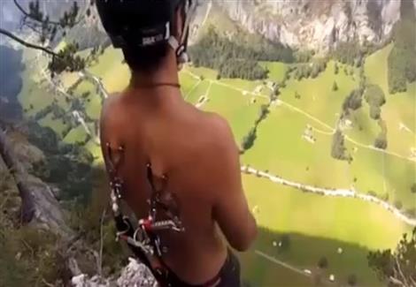 مغامر روسي يقفز من ارتفاع 400 متر بحزام أمان مثبت في جلد ظهره