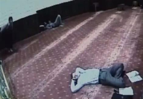 كاميرا مراقبة ترصد قيام شخص بسرقة هاتف جوال من أحد الشباب داخل المسجد