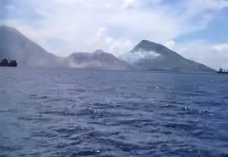 لحظة انفجار بركان "تافورفور" في غينيا الجديدة