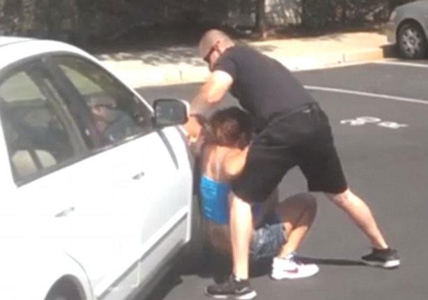 شرطي بكاليفورنيا يضرب امرأة بعنف