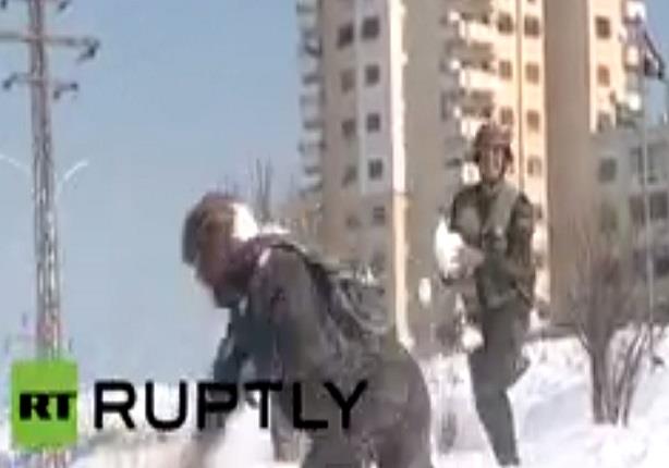 جنود الجيش السوري يلهون بكرات الثلج