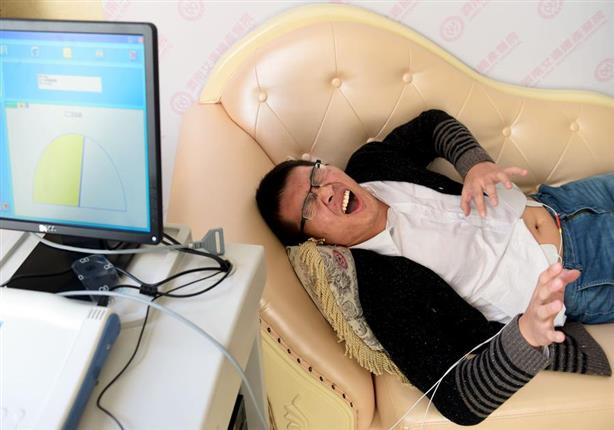 رجال يجربون آلام الولادة في مستشفى الصين