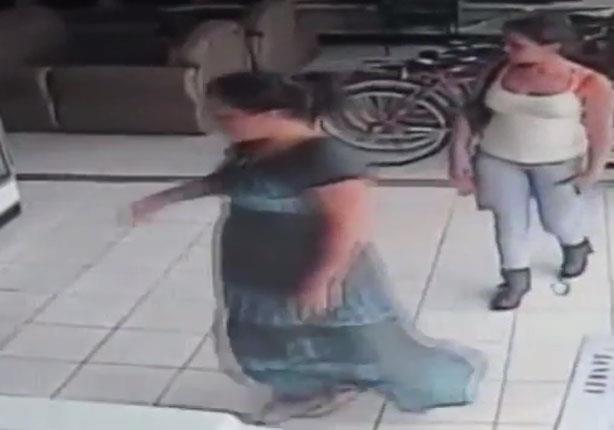 مقطع فيديو يظهر سيدة تسرق شاسة "LCD" في 13 ثانية
