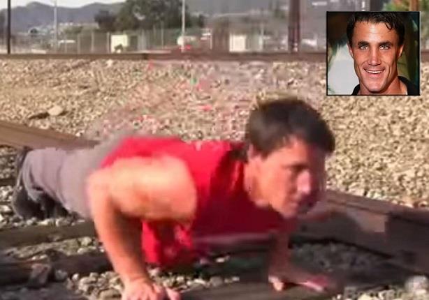 مصرع ممثل امريكي بعدما دهسه قطار خلال تصويره أحد المشاهد على القضبان
