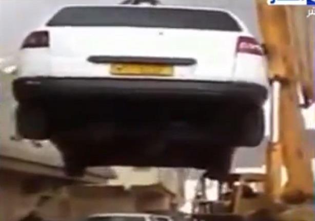 مواطن يمني يرفع سيارتة بونش فوق سطح منزلة خوفا من الاشتباكات