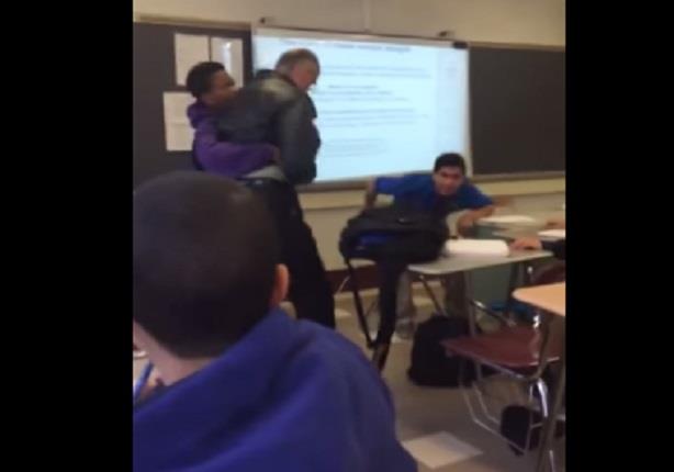 طالب يعتدي على معلمه ويسقطه أرضا بسبب انتزاع الأخير هاتفه