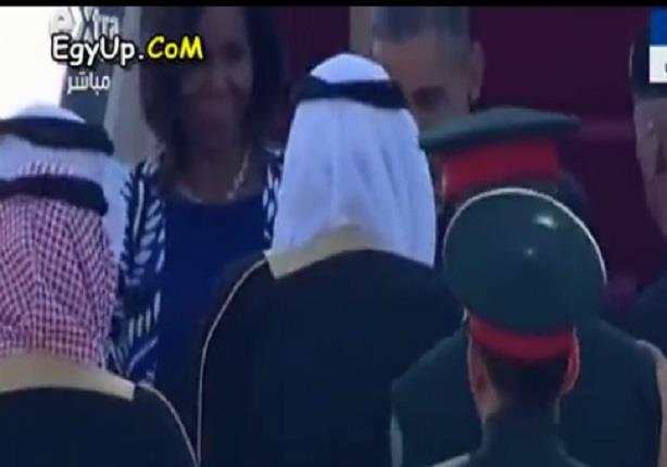 لحظة هبوط الرئيس الامريكى باراك اوباما وزوجته من الطائرة 