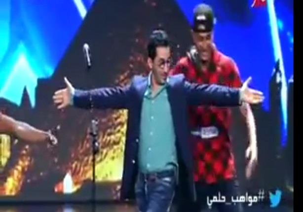 أحمد حلمي يقدم عرضاً راقصاً على مسرح  arab got talent ويبهر الجميع  