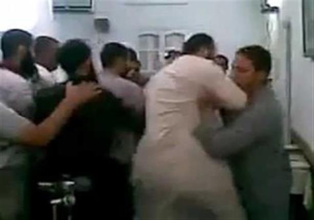 مشاجرة بالأيادي بين مصليين داخل مسجد بسبب هاتف محمول