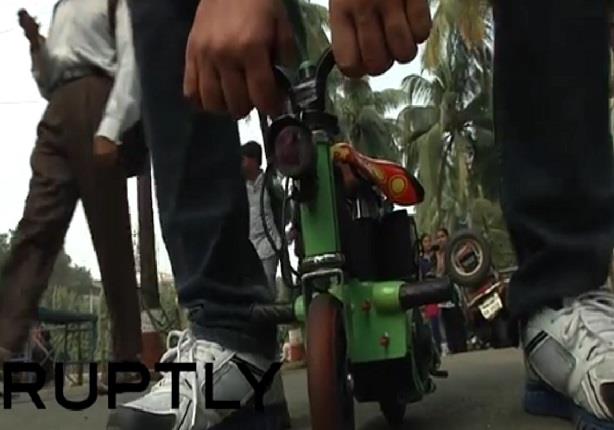 هندي يركب أصغر دراجة كهربائية في العالم 