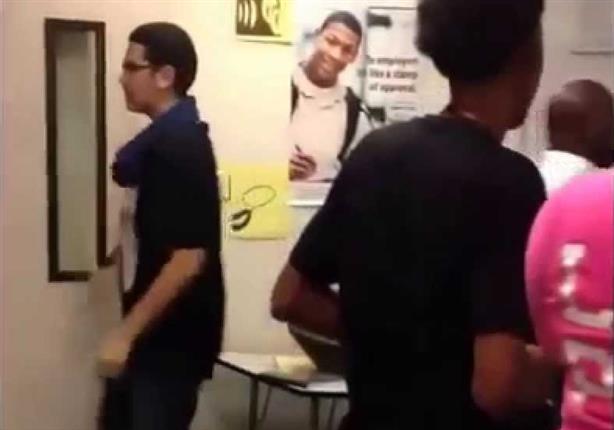 طالب أمريكي يصفع مدرس على وجهه