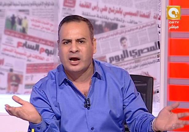 جابر القرموطي ممسكاً بالحجارة: "معندناش غير الكلام للقضية الفلسطينية" 