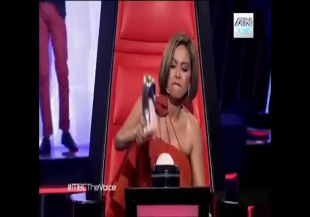 شيرين عبد الوهاب تعتذر عن رفع حذاءها فى The Voice 