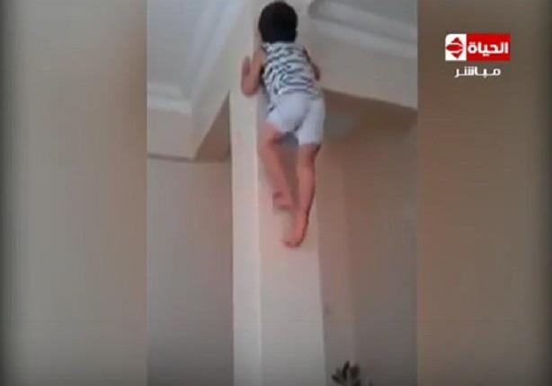 فيديو لطفل يتسلق حائط 
