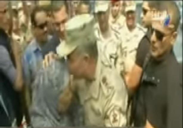 الفريق محمود حجازي يقبل رأس سيدة خلال تفقده سير العملية الانتخابية
