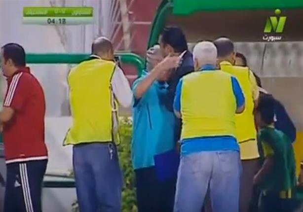 ميدو يقبل رأس حسن شحاتة قبل مباراة الإسماعيلي والمقاولون العرب
