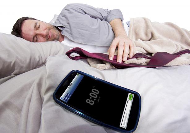 الأضرار التى يسببها وضع "الموبايل" بجانب الشخص أثناء النوم 