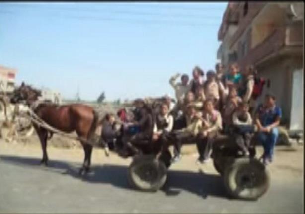 "ايمان عز الدين" تعرض صور لـمجموعة من الأطفال يذهبون للمدرسة بـ"عربة كارو"