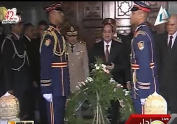 السيسي يزور ضريح الرئيس الراحل جمال عبد الناصر ويضع إكليلا من الزهور على قبره