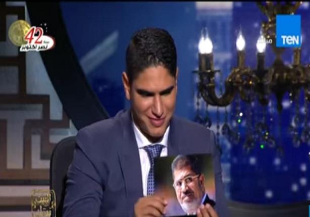  رد فعل رجل الأعمال أحمد ابو هشيمة لحظة رؤيته لـ صورة محمد مرسي على الهواء