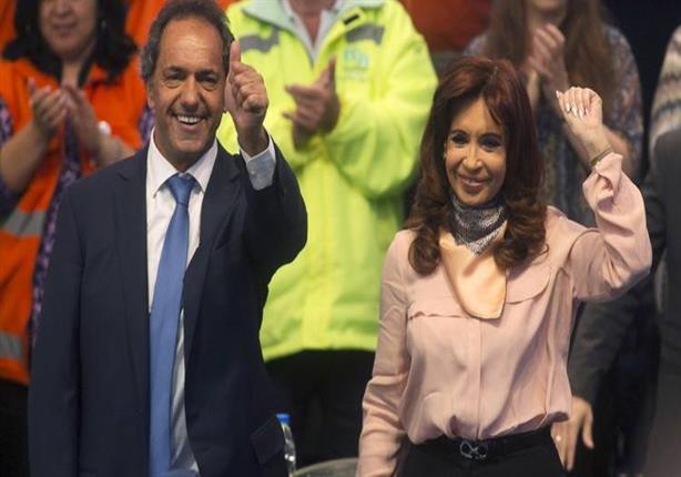 رئيسة الأرجنتين تتخلى عن وقار الرؤساء.. وترقص فرحاً