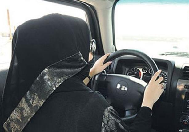بالفيديو.. سعودية تعلم سائقها قيادة السيارة وتفادي الرادارات