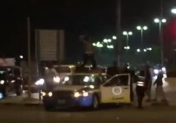 شاب كويتي يرقص فوق سيارة شرطة وسط ذهول المارة