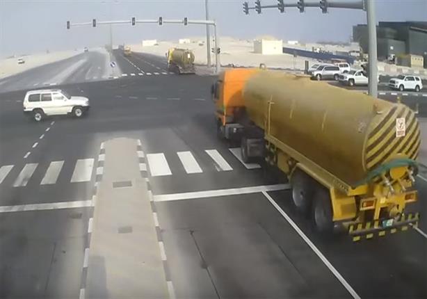 فيديو يوثق لحظة وقوع حادث مروع بين سيارة وشاحنة 