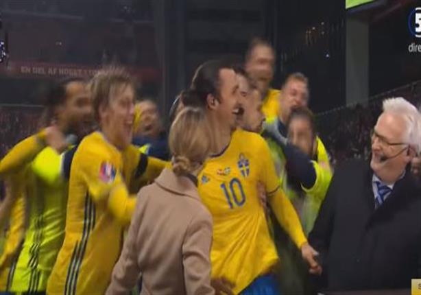 احتفال مجنون من لاعبي السويد على الهواء لإبراهيموفيتش