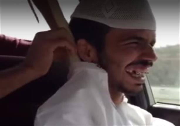 سعودي يقود سيارة وثعبان "كوبرا" داخل ثيابه