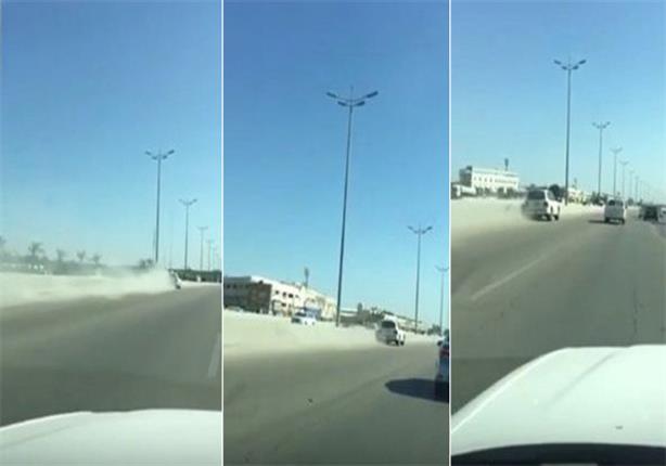 بالفيديو.. حواجز الطريق تنقذ سائق سعودي من موت محقق