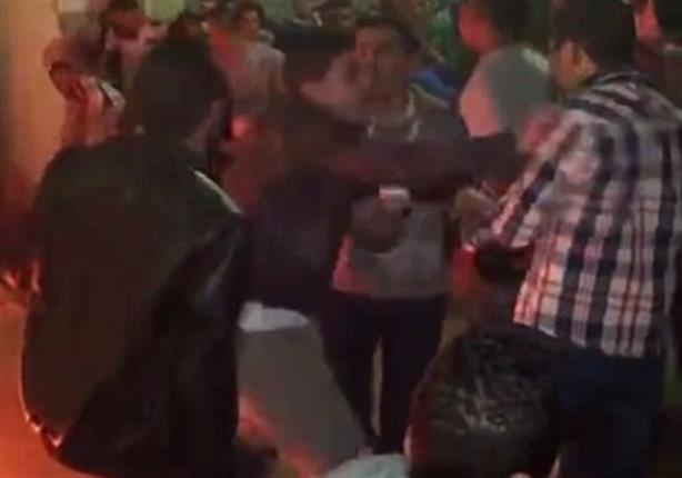 فيديو- الإعتداء على عريس بالسيوف في حفل زفافه