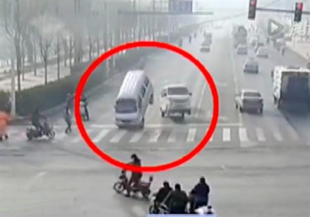 بالفيديو.. تفسيرات حادث السيارات الطائرة في الصين تحيِّر العالم!