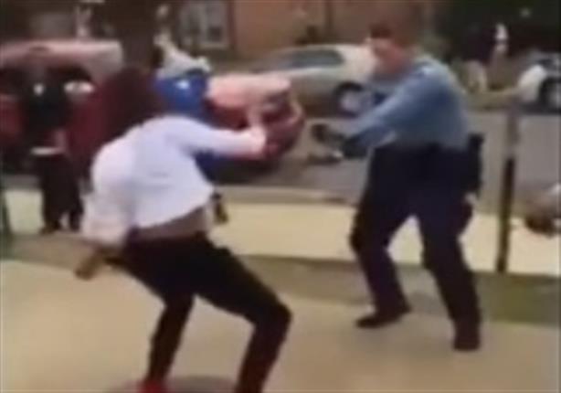 شرطية أمريكية ترقص لفض شجار عنيف بين مراهقتين.. وأوباما يعلق
