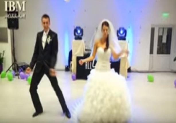 في حفل زفاف روسي.. عروسان يقدمان رقصة على نغمات "مفيش صاحب يتصاحب"