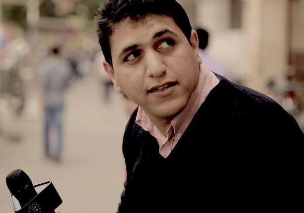  أحمد رأفت يُلقي بوكيه ورد على المصورين في افتتاح مهرجان القاهرة