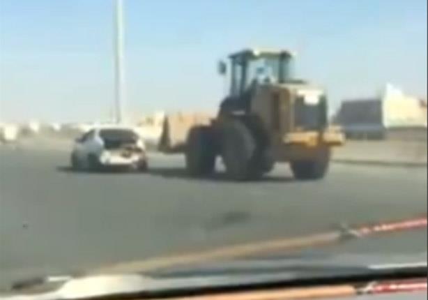 بالفيديو - مناورة بين جرافة وسيارة صدمت الأخيرة على الطريق السريع