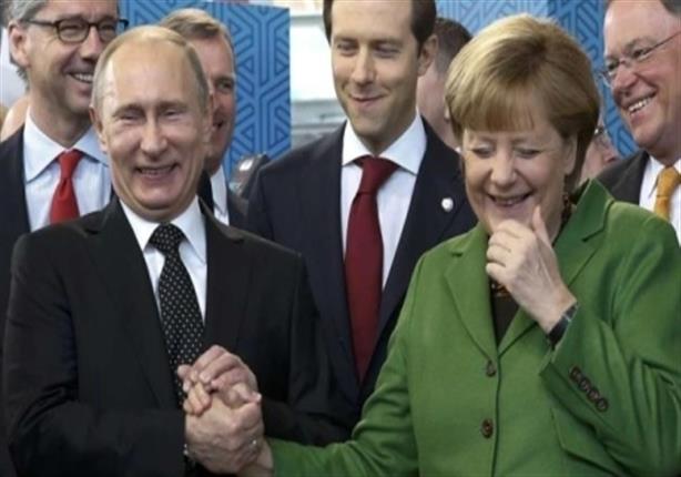 بالفيديو- زوج "أنجلا ميركل" يضع "بوتين" في موقف محرج