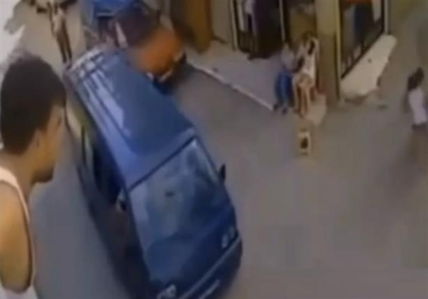 فيديو يرصد "سوبر مان الحارة".. قفز من البلكونة لإنقاذ ابنه