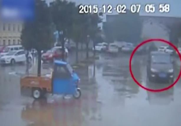 بالفيديو- نجاة طفلين من الموت بأعجوبة بعد أن دهستهما سيارة بالصين