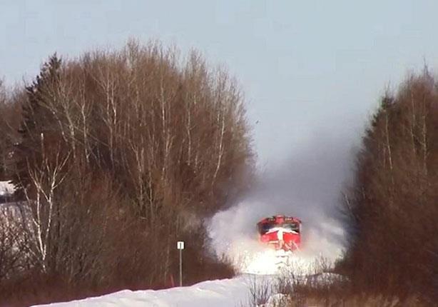 فيديو .. قطار كندي خارق يزيل أطنان من الثلوج أثناء سيره