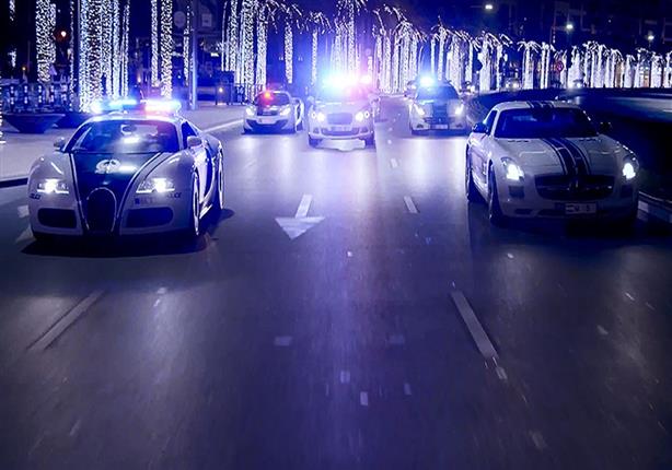 بالفيديو.. مطاردة ليلية من نوع آخر لسيارات شرطة دبي 
