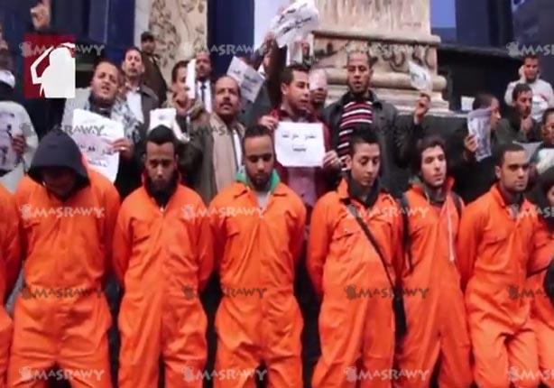 أهالي يرتدون ملابس إعدام الضحايا المصرية تنديدا بالإرهاب